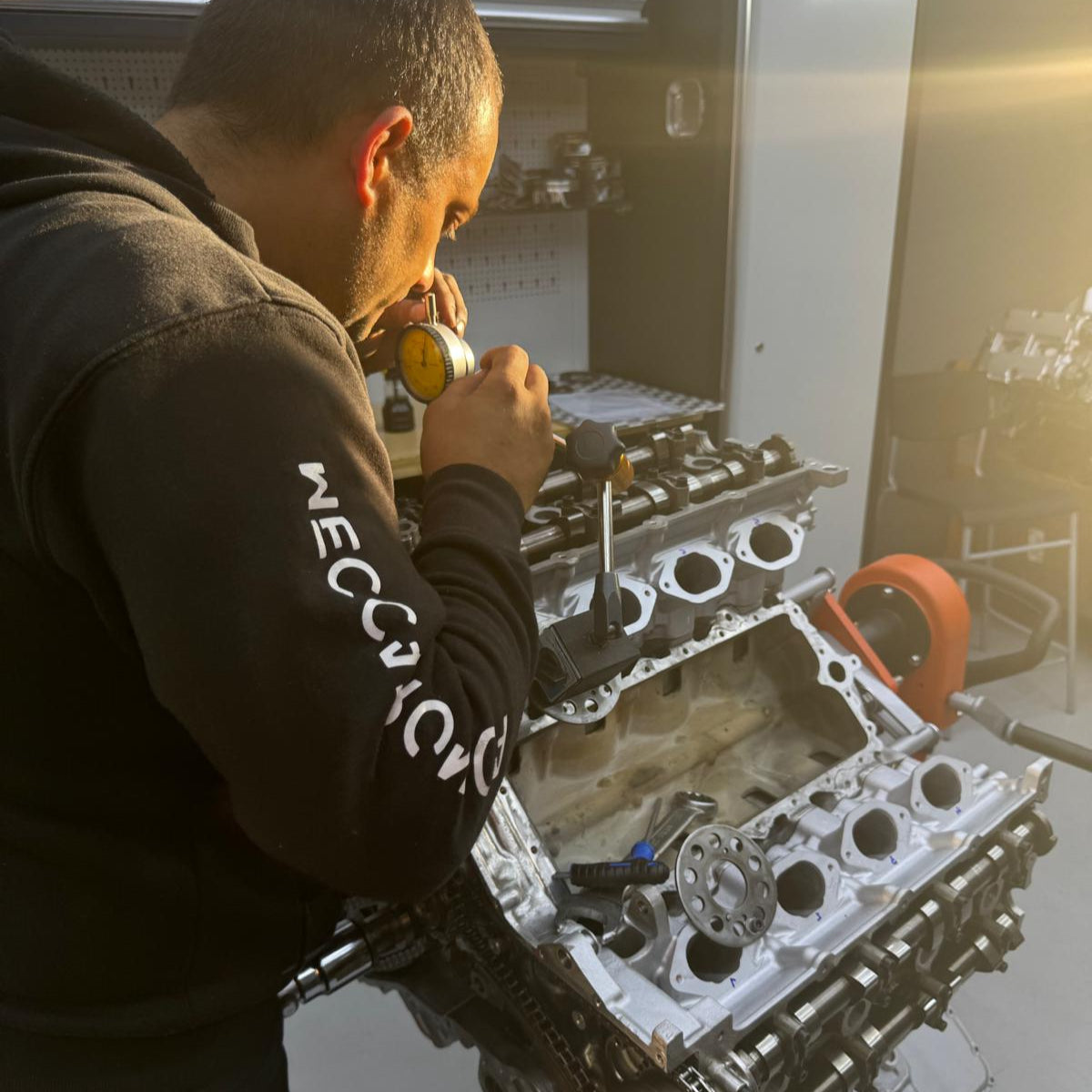 Gerardo De Prisco alle prese con il motore Maserati de La Vipera