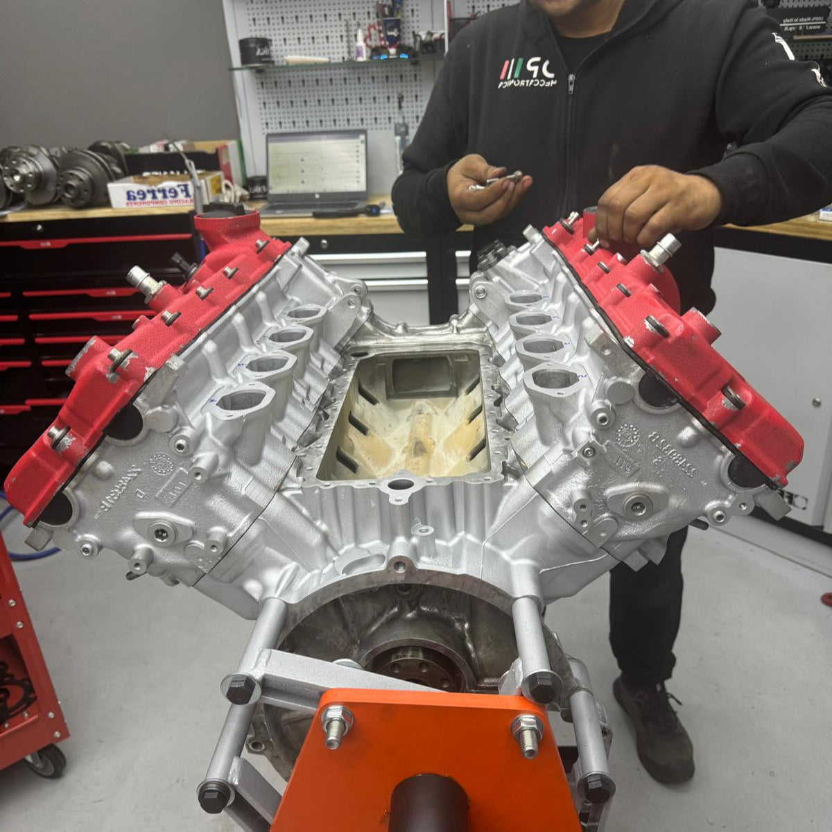 Gerardo De Prisco mentre elabora il motore Maserati della Nissan 350Z La Vipera di Elena Zaniol